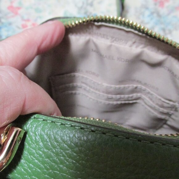 P526-NWOT Michael Kors Green Pebble Flower Rivet Strap Crossbody - Picture 6 of 10